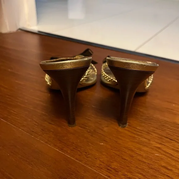 Giuseppe Zanetti gold sandals with brown bow. - Picture 2 of 3